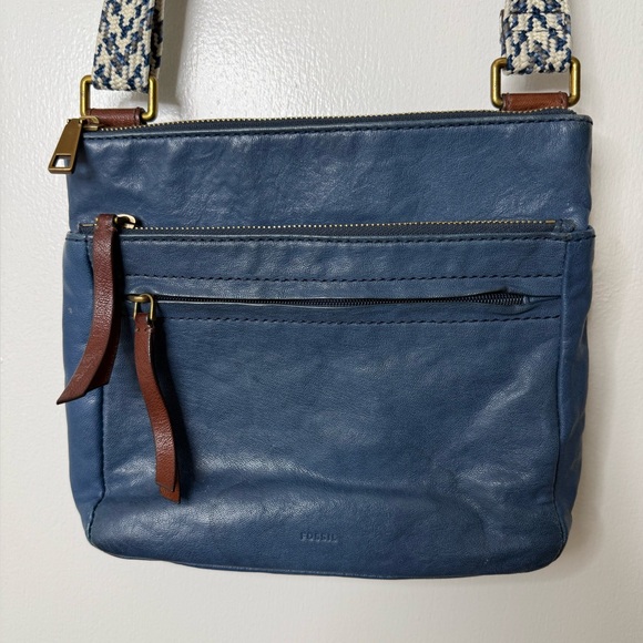 Fossil blue genuine leather crossbody bag with adjustable strap. Multi pocket - Picture 3 of 15